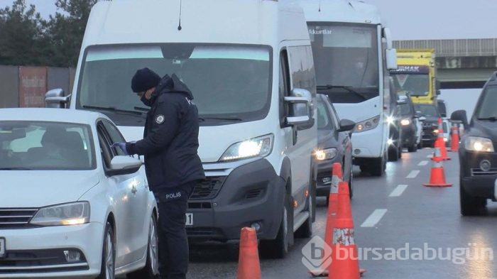 İstanbul giriş-çıkışında trafik felç! 15 dakikalık yol 4 saate çıktı