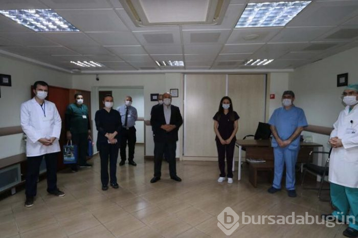 2 hemşire koronavirüsü yenerek alkışlarla göreve döndü