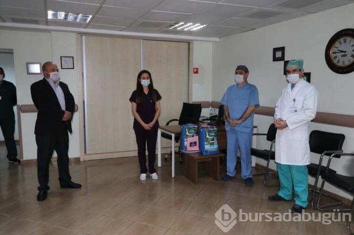 2 hemşire koronavirüsü yenerek alkışlarla göreve döndü