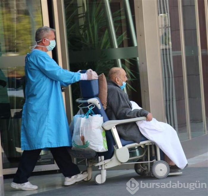 80 ve 89 yaşındaki çift Corona Virüsü yendi