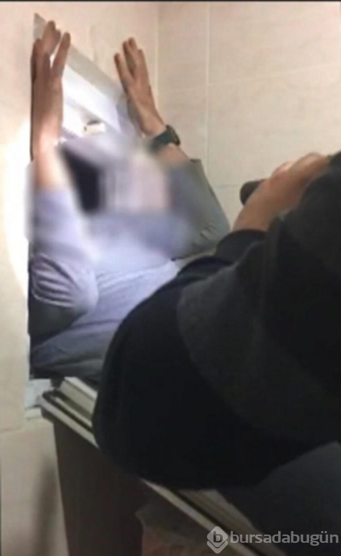 Arkadaşları eve kapandı sandılar, cesedini buldular!