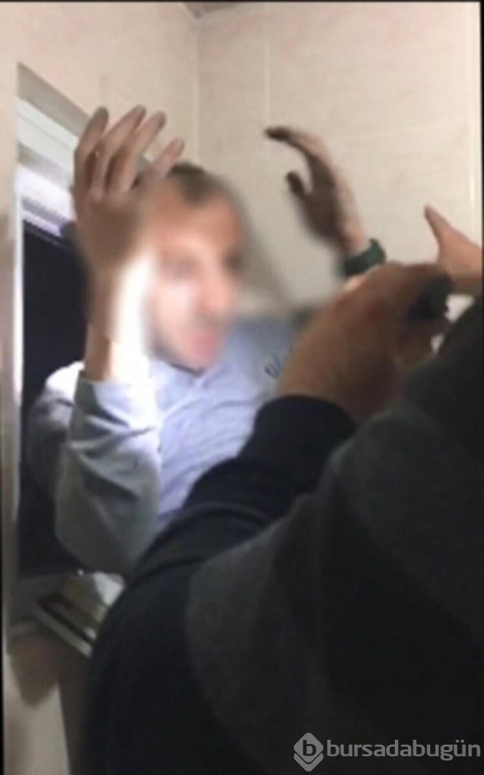 Arkadaşları eve kapandı sandılar, cesedini buldular!