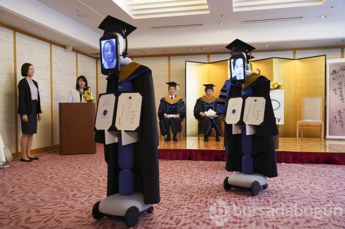 Kovid-19 sebebiyle robotlar aracılığıyla mezun oldu