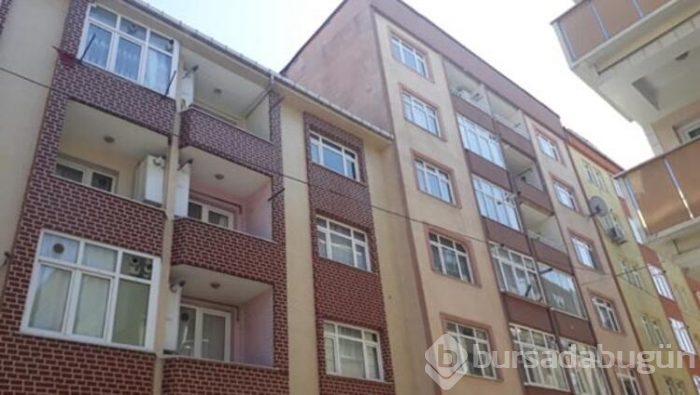 Fırtına, binanın çatısını diğer binaya uçurdu!