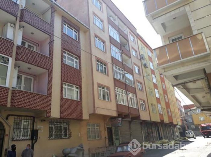 Fırtına, binanın çatısını diğer binaya uçurdu!