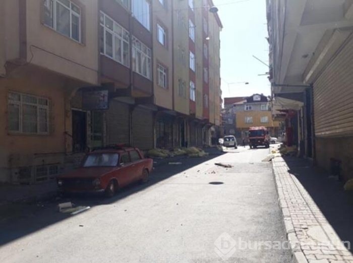 Fırtına, binanın çatısını diğer binaya uçurdu!