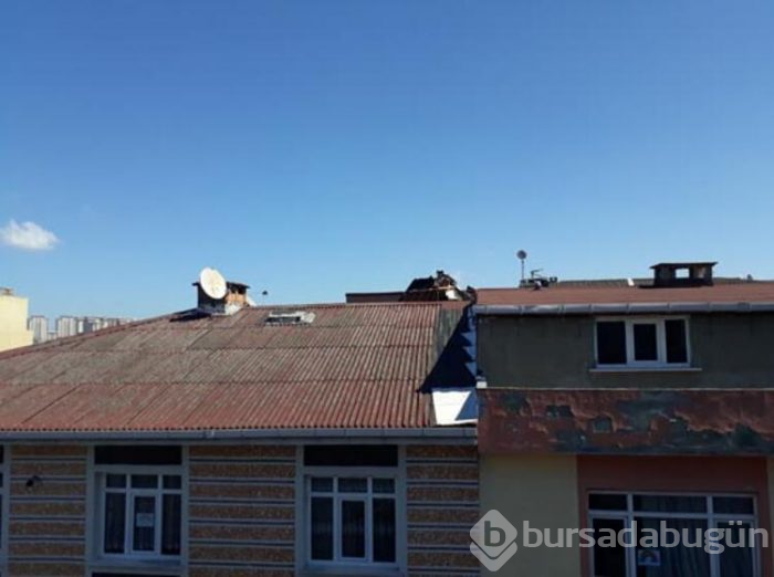 Fırtına, binanın çatısını diğer binaya uçurdu!