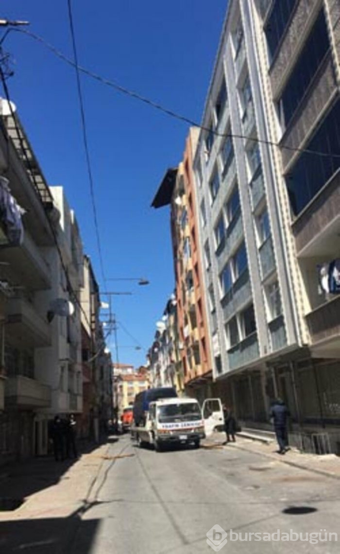 Fırtına, binanın çatısını diğer binaya uçurdu!