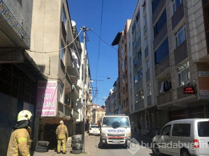 Fırtına, binanın çatısını diğer binaya uçurdu!