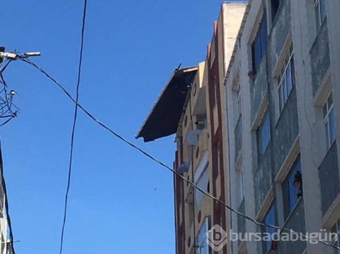 Fırtına, binanın çatısını diğer binaya uçurdu!