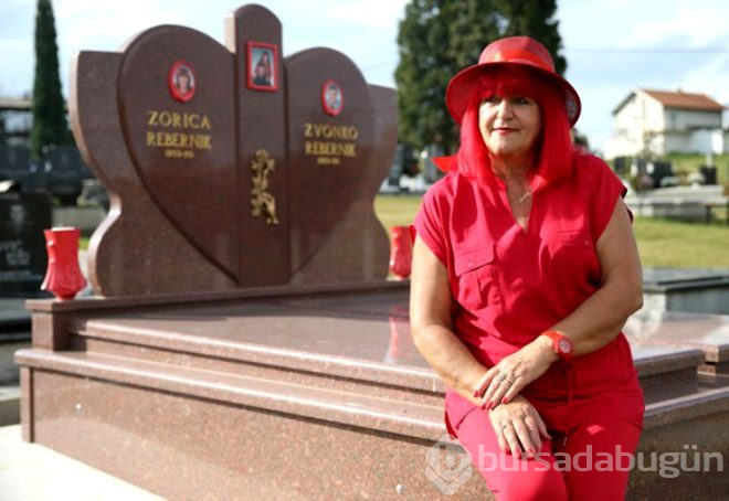 Bosna Hersek'in Kırmızı Kadın'ı 45 yıldır bu renk ile yaşıyor! Mezar taşını bile kırmızı yaptırdı