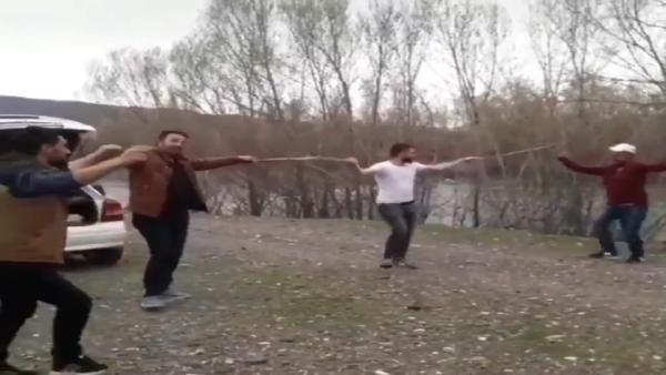 Tarım işçilerinden, sosyal mesafeli halay