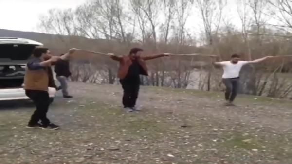 Tarım işçilerinden, sosyal mesafeli halay