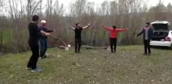 Tarım işçilerinden, sosyal mesafeli halay