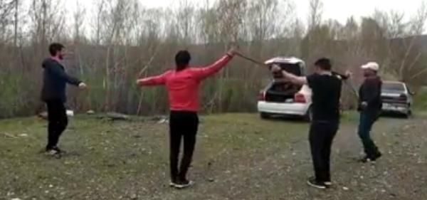 Tarım işçilerinden, sosyal mesafeli halay