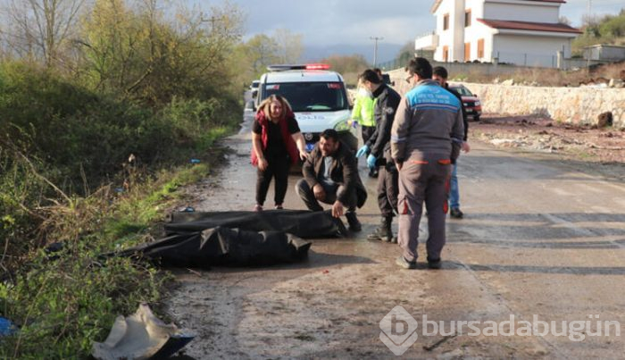 Otomobil elektrik direğine saplandı