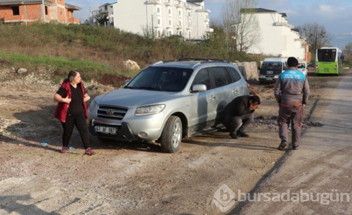 Otomobil elektrik direğine saplandı