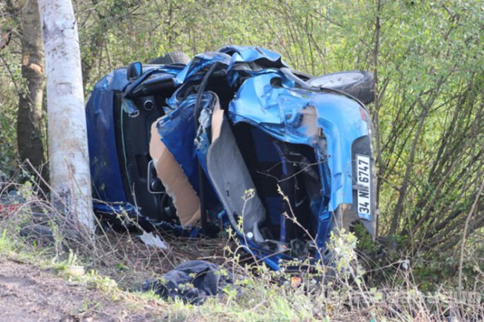 Otomobil elektrik direğine saplandı