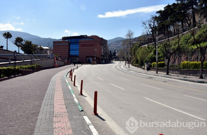 Bursa'nın cadde ve sokaklarında sessizlik hakim