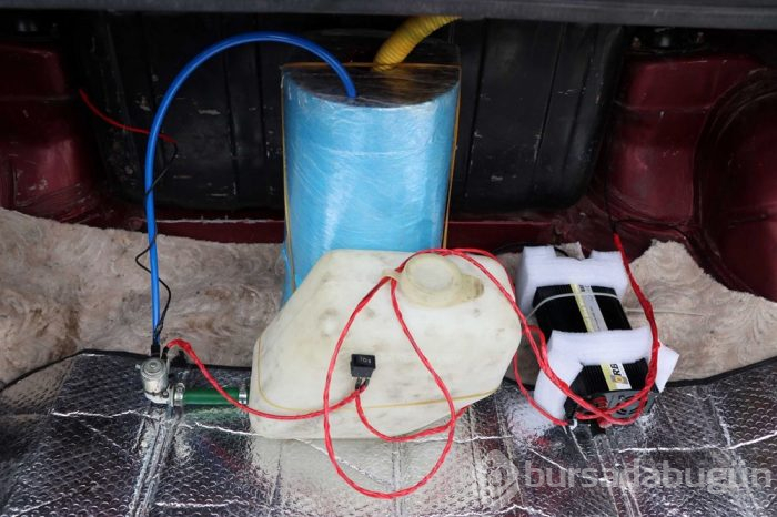 Aracının içine dezenfeksiyon sistemi kurarak koronavirüsten korunuyor