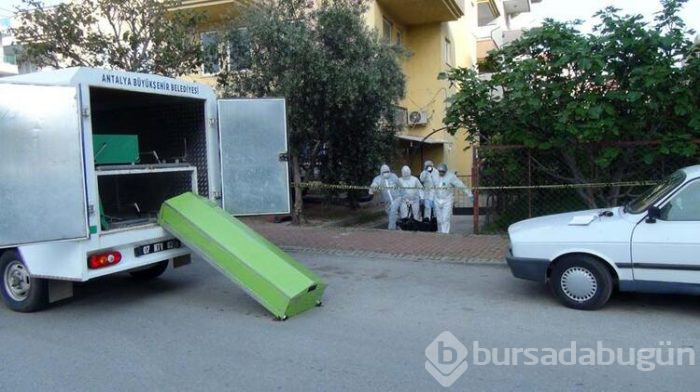 Defin sonrası görevliler, kıyafetlerini çıkartıp yaktı
