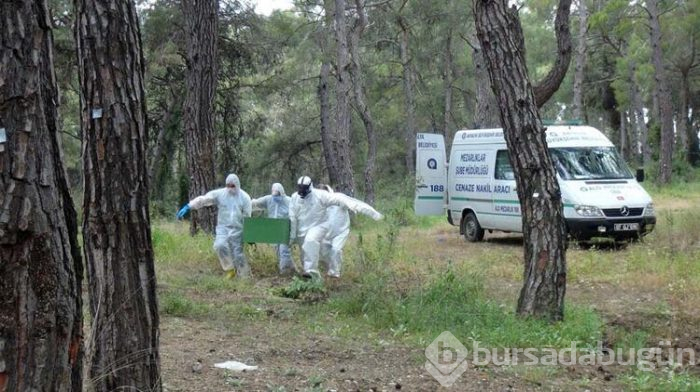 Defin sonrası görevliler, kıyafetlerini çıkartıp yaktı