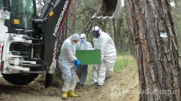 Defin sonrası görevliler, kıyafetlerini çıkartıp yaktı