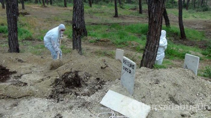 Defin sonrası görevliler, kıyafetlerini çıkartıp yaktı