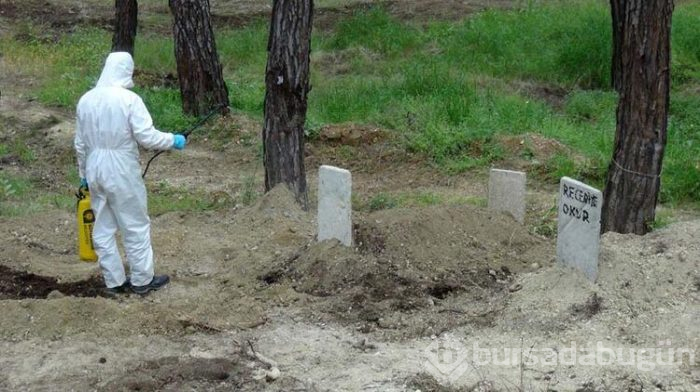 Defin sonrası görevliler, kıyafetlerini çıkartıp yaktı