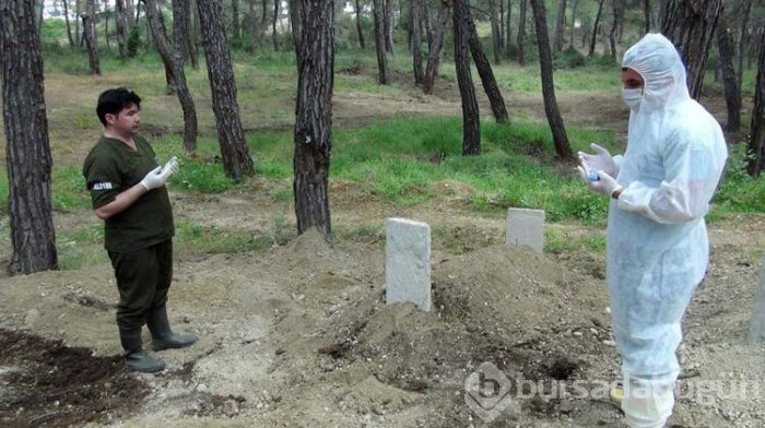 Defin sonrası görevliler, kıyafetlerini çıkartıp yaktı