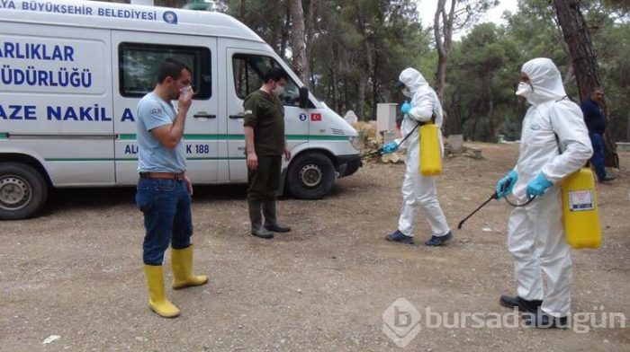Defin sonrası görevliler, kıyafetlerini çıkartıp yaktı