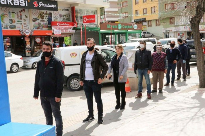 Vatandaş dezenfekte için sıra bekliyor