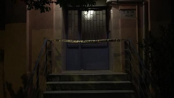  Baltayla öldürdüğü eşinin cesedini kanepenin altına sakladı