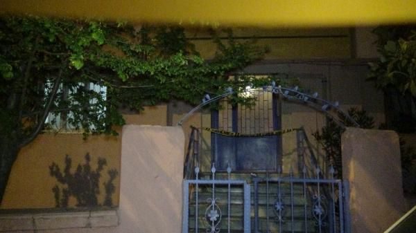  Baltayla öldürdüğü eşinin cesedini kanepenin altına sakladı