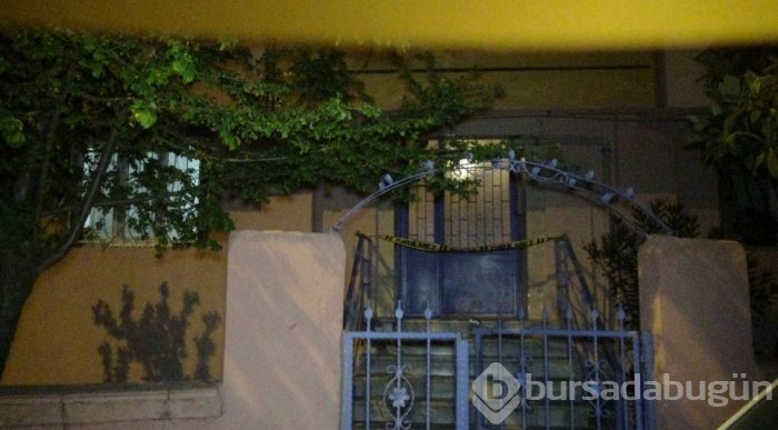  Baltayla öldürdüğü eşinin cesedini kanepenin altına sakladı