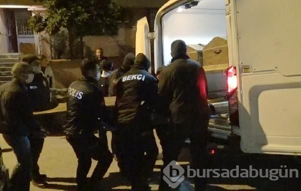  Baltayla öldürdüğü eşinin cesedini kanepenin altına sakladı