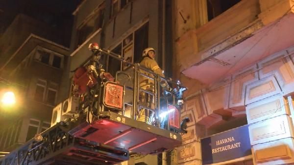 Beyoğlu'nda 9 kişi mahsur kaldı! 