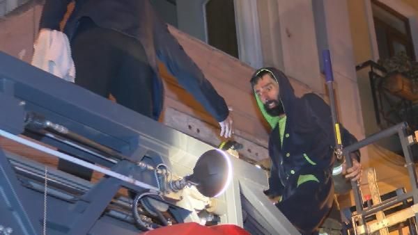 Beyoğlu'nda 9 kişi mahsur kaldı! 