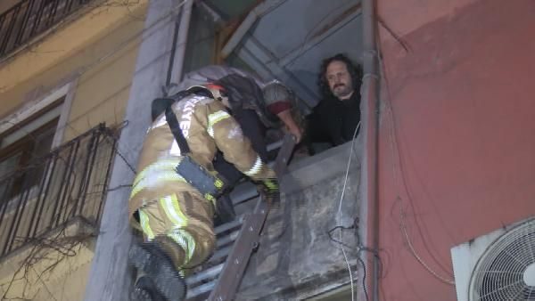 Beyoğlu'nda 9 kişi mahsur kaldı! 