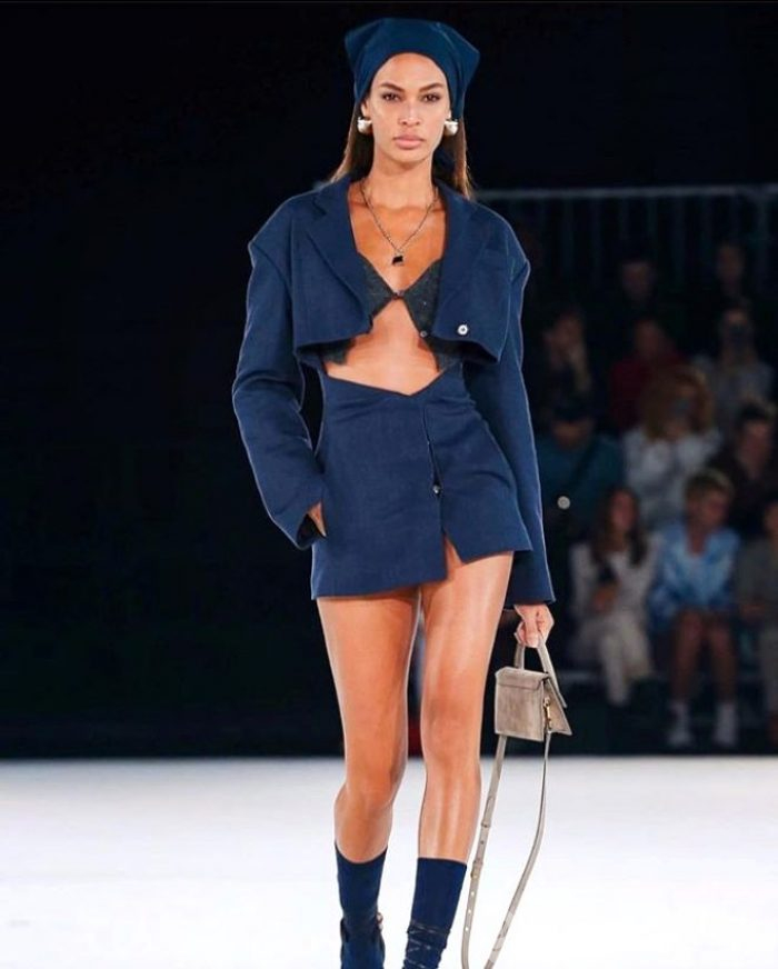 Yanık tenli güzel model Joan Smalls, karantinada hortumla sabah duşu aldı