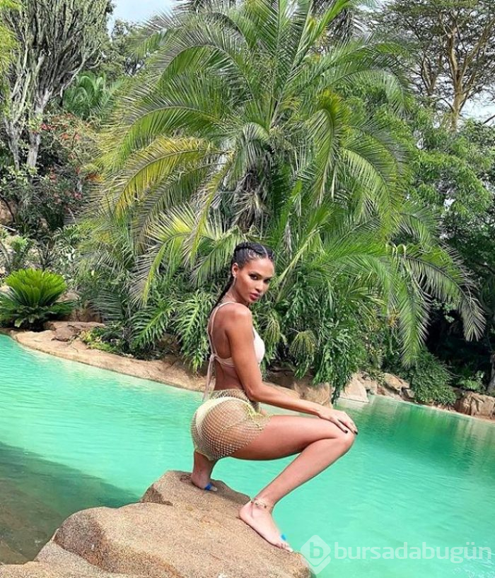 Yanık tenli güzel model Joan Smalls, karantinada hortumla sabah duşu aldı