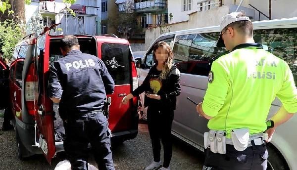 Eşini arabada bırakıp kaçtı ama ceza yemekten kurtulamadı