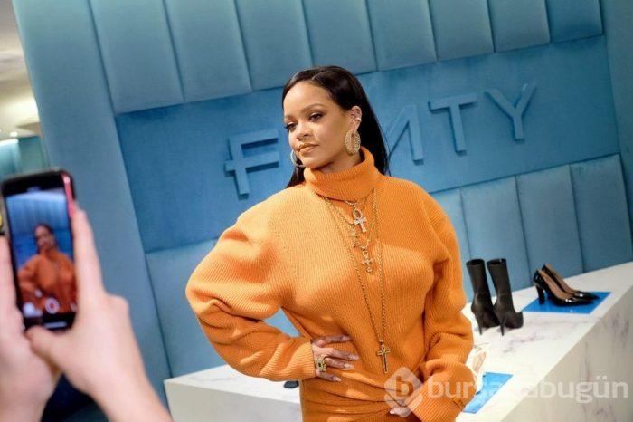 Rihanna, koleksiyonunda deri kullanmayınca PETA ödülü aldı!