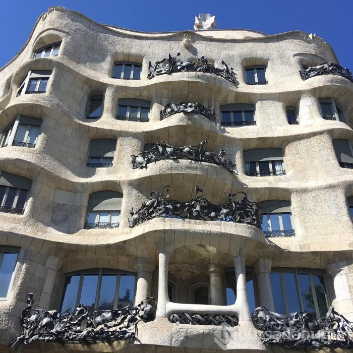 Turistlerin gözdesi La Pedrera binasında tek başına kaldı