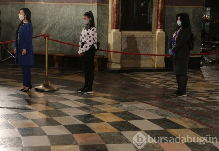 Yüzlerce kişi aynı tastan kutsanmış su içti