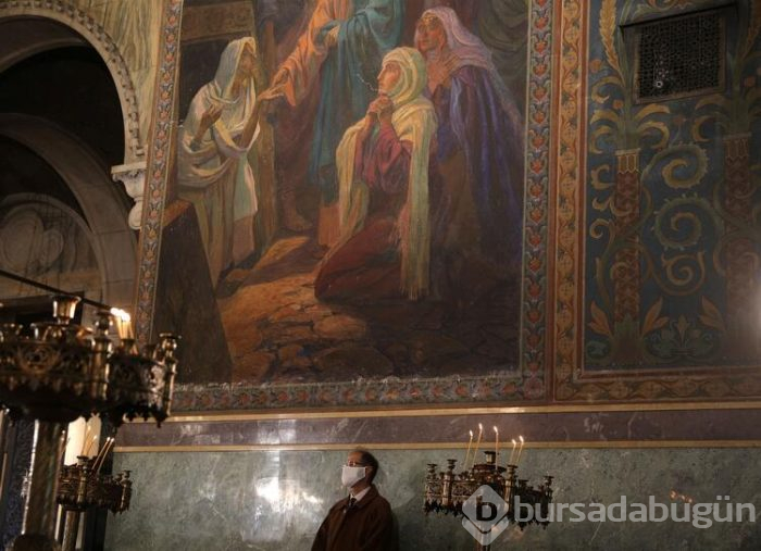 Yüzlerce kişi aynı tastan kutsanmış su içti