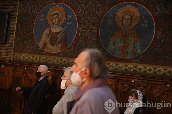 Yüzlerce kişi aynı tastan kutsanmış su içti