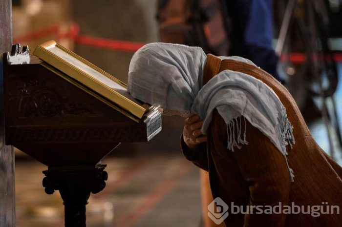 Yüzlerce kişi aynı tastan kutsanmış su içti