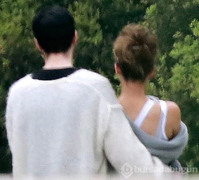 Kate Beckinsale ve küçük sevgilisi el ele