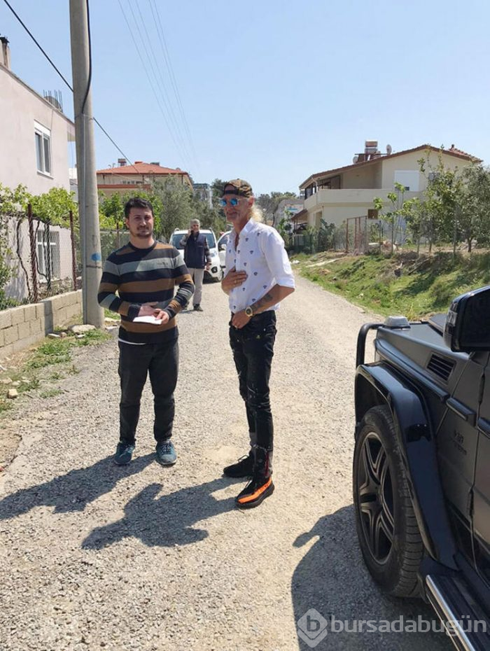 Kapı kapı dolaşıp para dağıttı